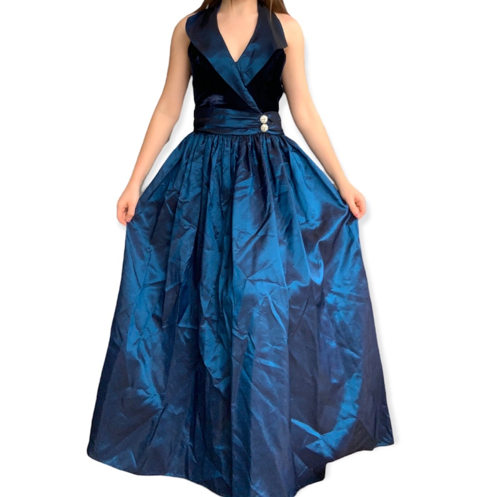 Gorgeous vintage dress with velvet detailing